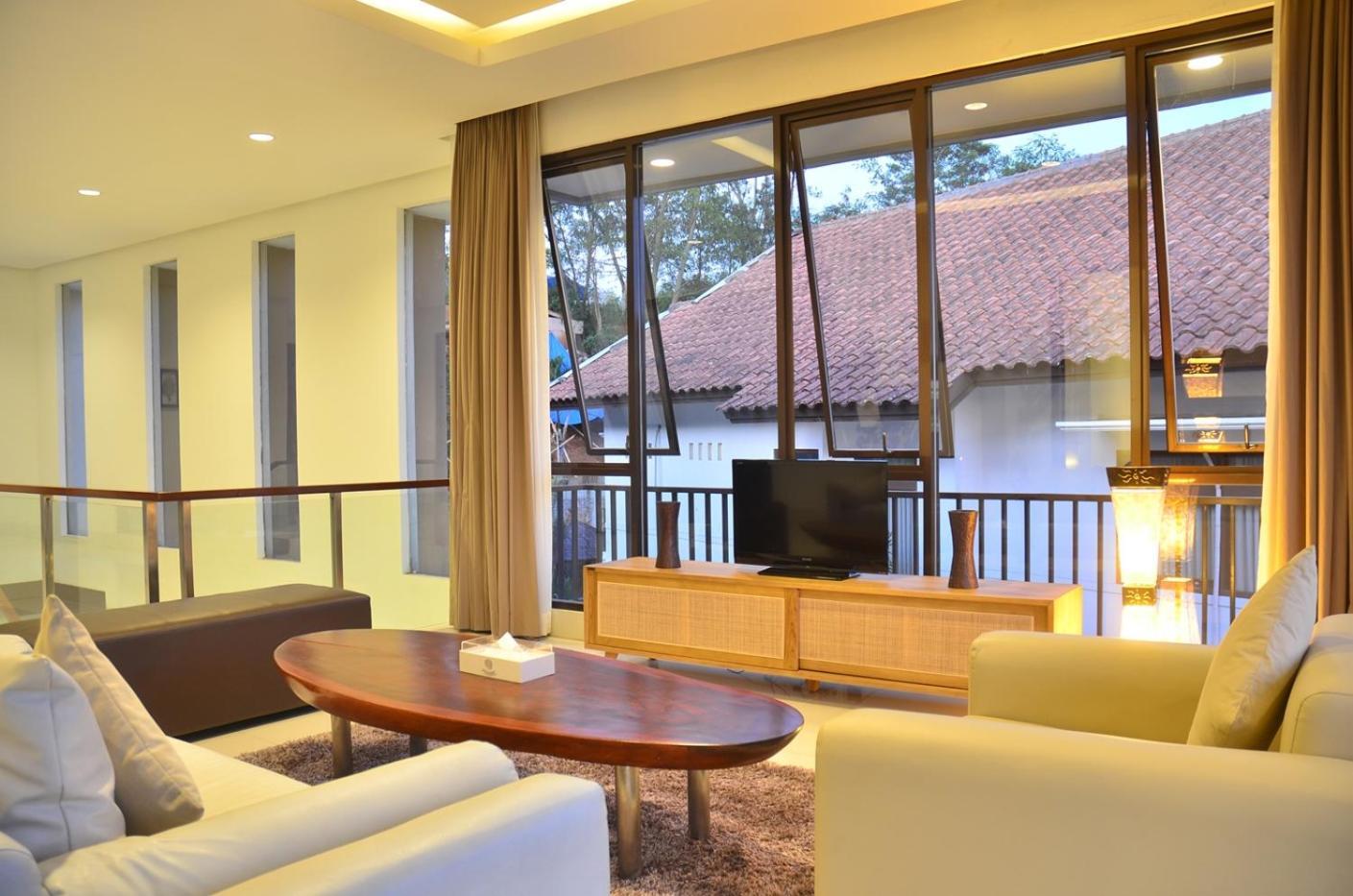 Oyama City View Villa 4 Bedrooms With A Private Swimming Pool Bandung Exterior photo