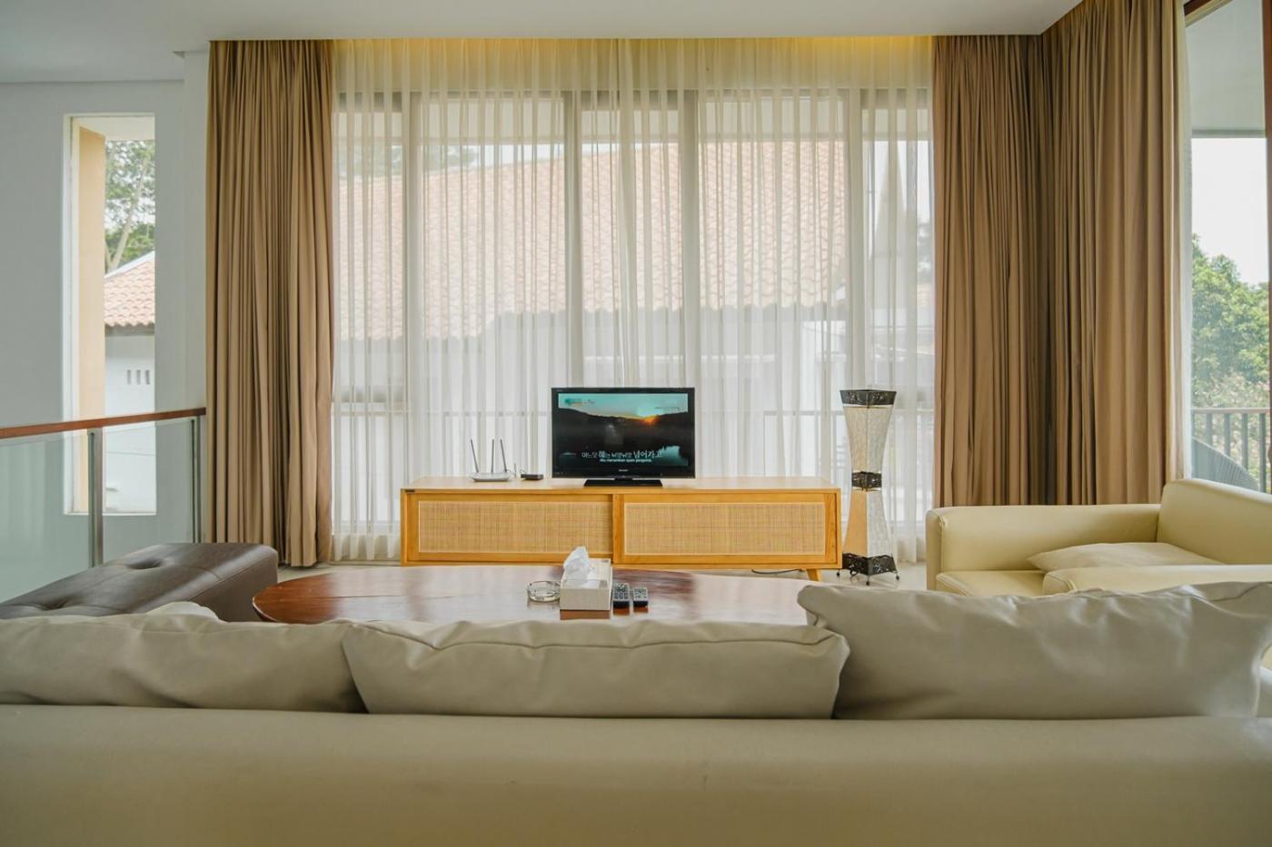 Oyama City View Villa 4 Bedrooms With A Private Swimming Pool Bandung Exterior photo