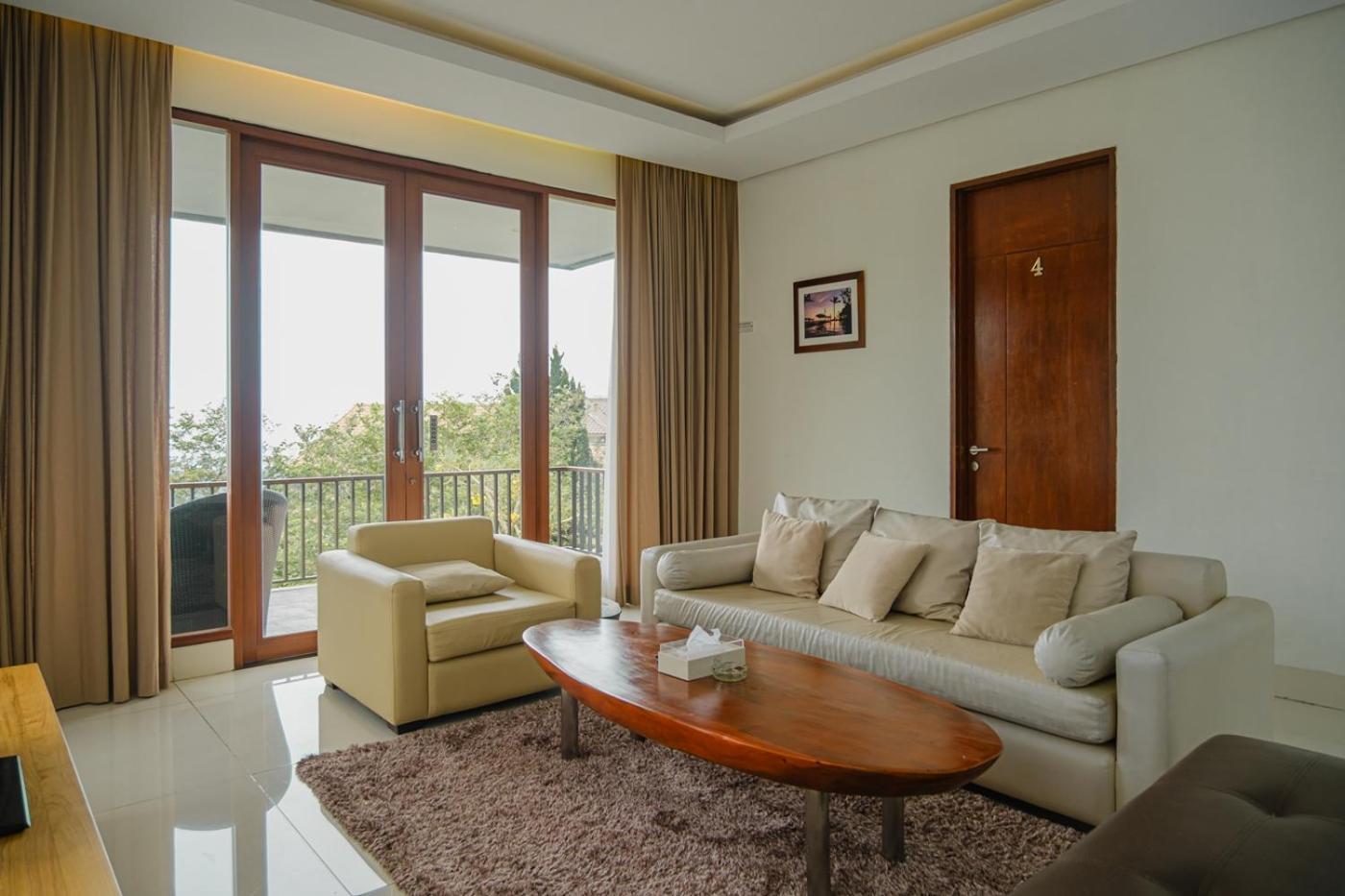 Oyama City View Villa 4 Bedrooms With A Private Swimming Pool Bandung Exterior photo