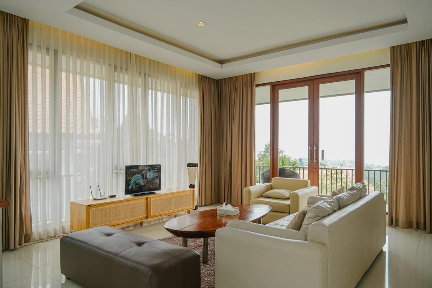 Oyama City View Villa 4 Bedrooms With A Private Swimming Pool Bandung Exterior photo