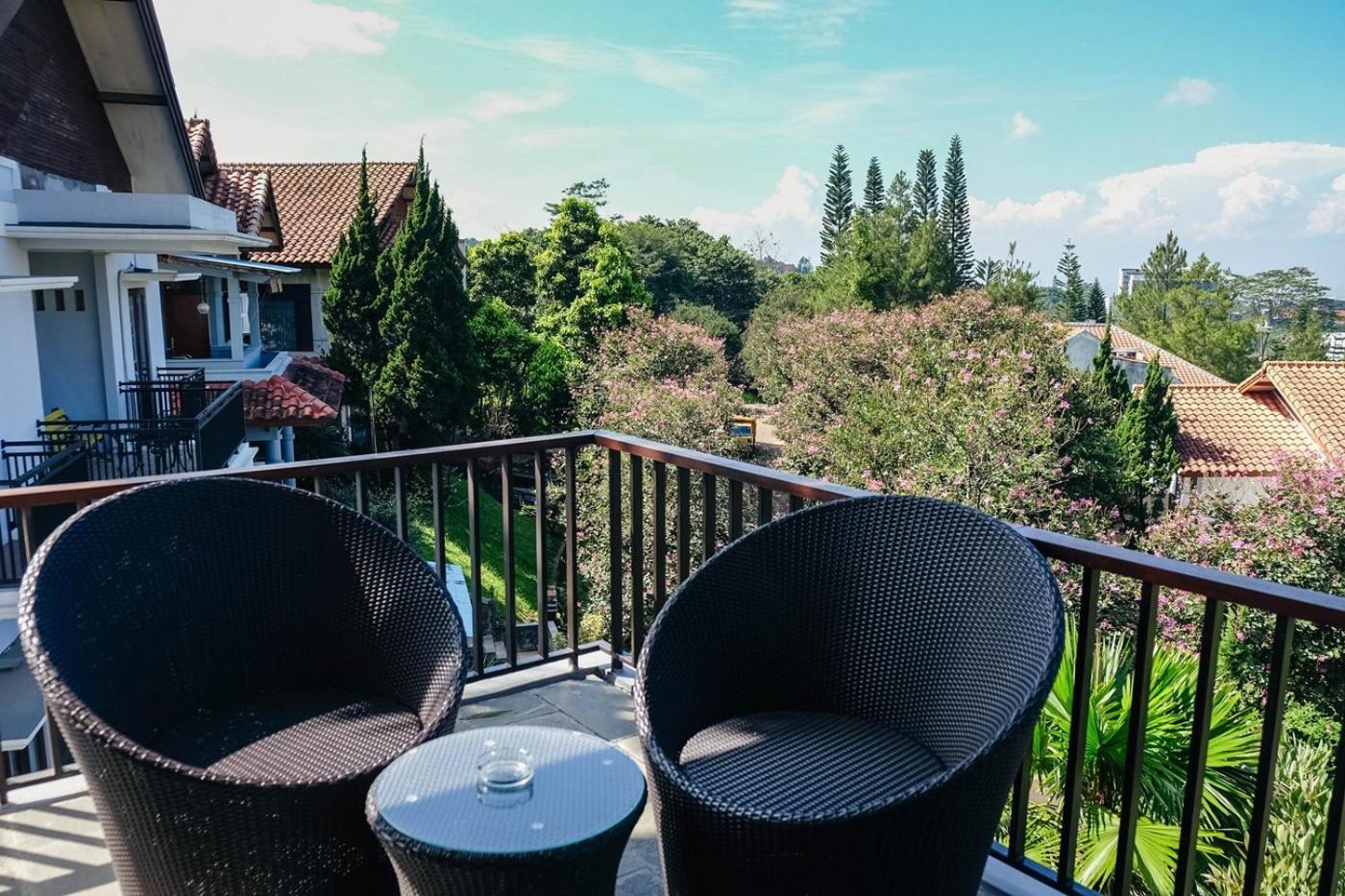 Oyama City View Villa 4 Bedrooms With A Private Swimming Pool Bandung Exterior photo